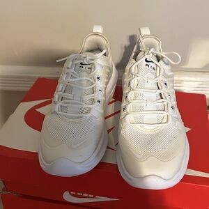Women Nike Airmax size 7